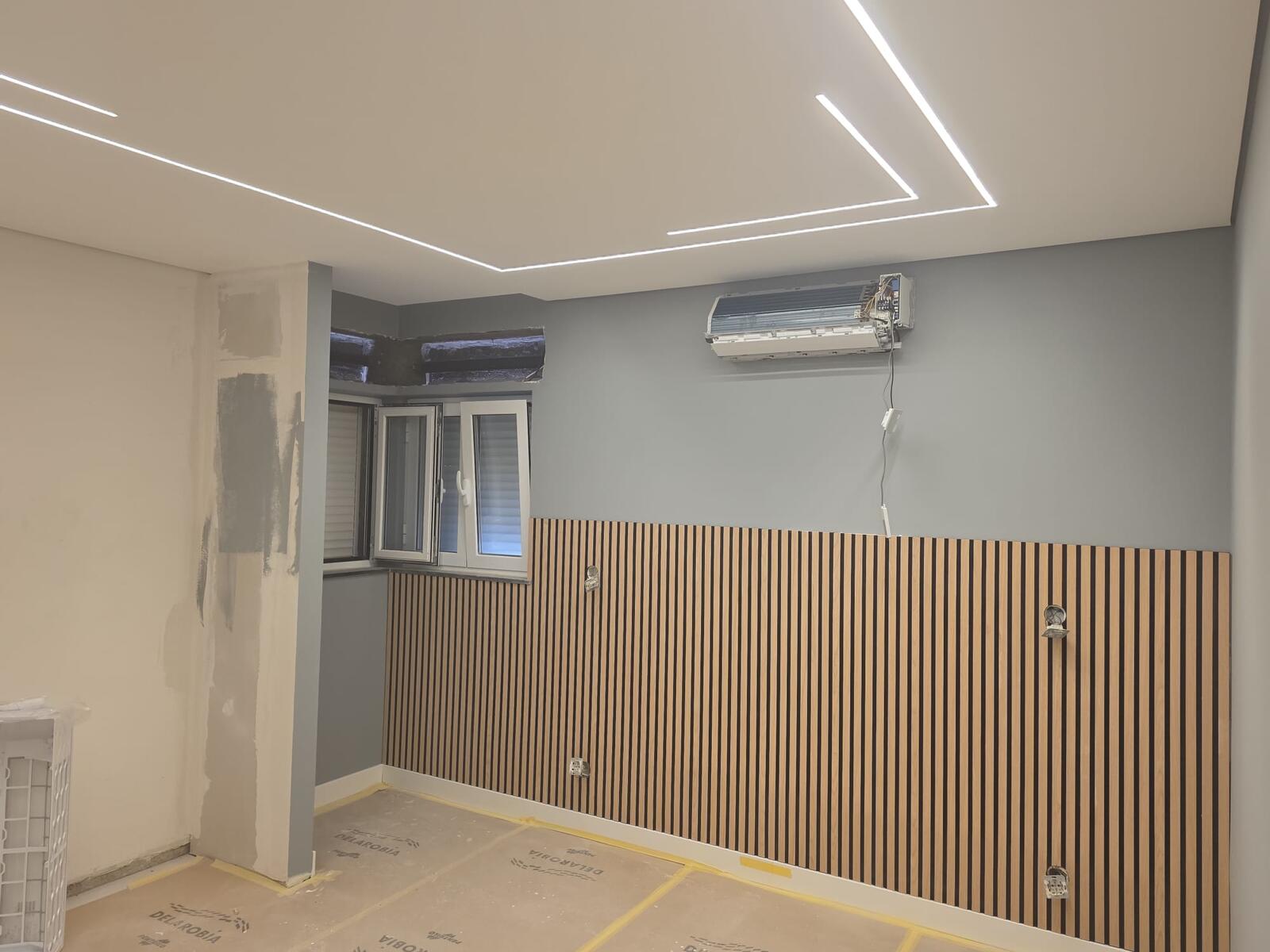 Depois: Sala antiga → ambiente premium